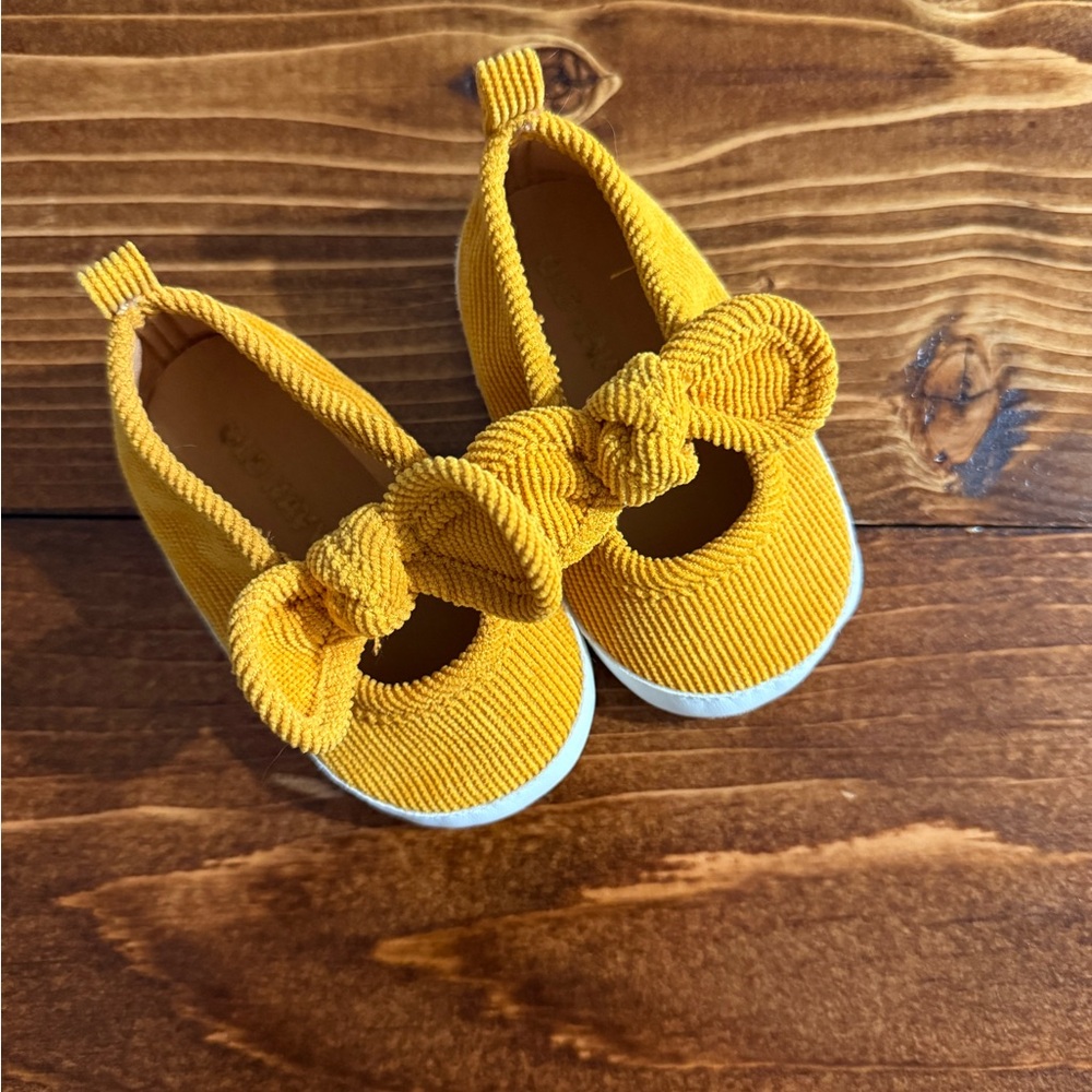 Old Navy Baby Girl Corduroy Shoes with Bow. Mustard Color. 3-6M.